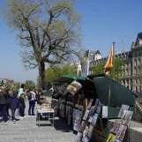 Paris: bouquinistes .