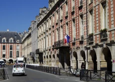 Paris: Notre-Dame. bouquinistes, marché aux fleurs Elizabeth 2, Hôtel de ville, le Marais, place des Vosges. (A)