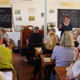 Le Grez (Sarthe): école communale: les animateurs pendant les exposés et la dictée
